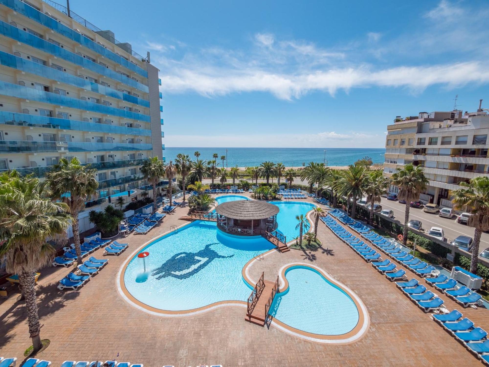 Comfort Family Room with pool view (3 adults + 1 child)